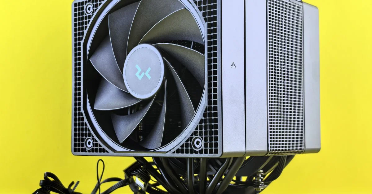 Gros plan d'un puissant refroidisseur de processeur avec ventilateur et câbles sur un fond jaune vif, mettant en valeur la technologie moderne.